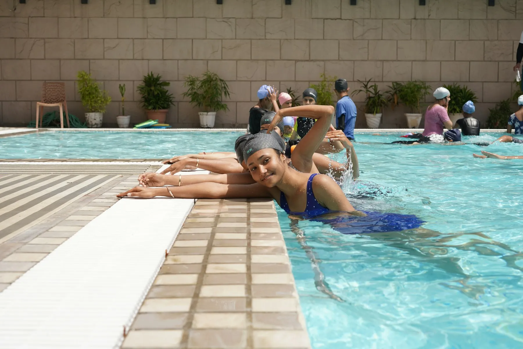 Peserta dewasa berlatih berenang di kolam
